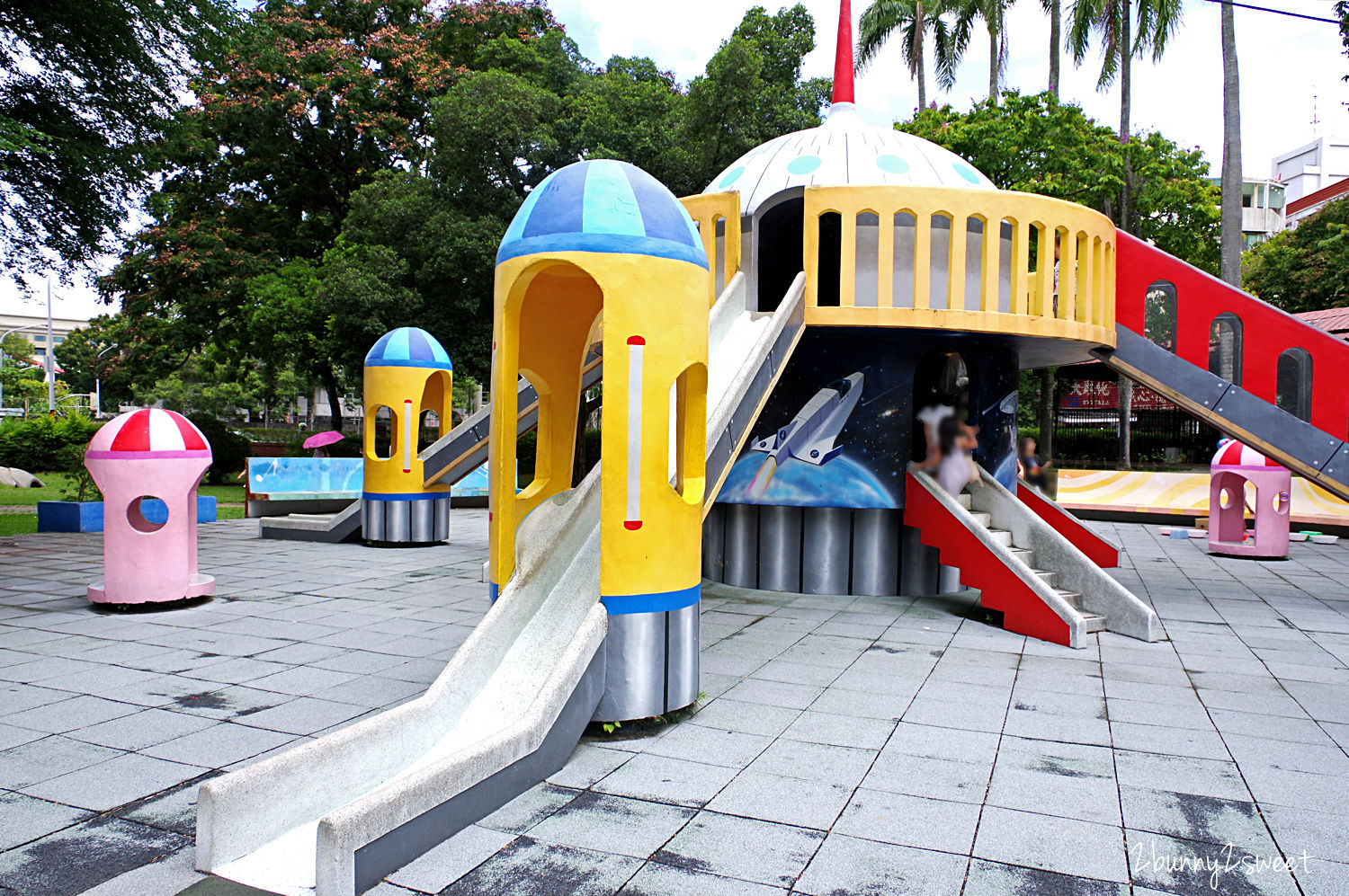 嘉義特色公園》嘉義公園 (嘉義百年公園)~超吸睛飛碟石頭溜滑梯 x 超豐富木頭攀爬設施和溜滑梯~嘉義親子必遊免費景點|免費停車|特色溜滑梯 @兔兒毛毛姊妹花 嘉義特色公園》嘉義公園 (嘉義百年公園)~超吸睛飛碟石頭溜滑梯 x 超豐富木頭攀爬設施和溜滑梯~嘉義親子必遊免費景點|免費停車|特色溜滑梯 @兔兒毛毛姊妹花