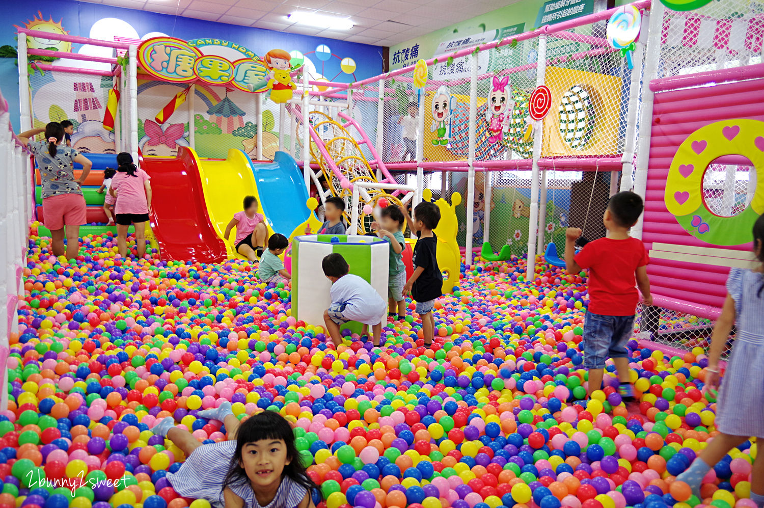 嘉義水上親子景點》白人牙膏觀光工廠 & 白人寶寶親子館~免費的牙膏觀光工廠有免費咖啡飲料無限暢飲,裡面還藏著將軍府古蹟,又附設銅板價就能玩的室內樂園|嘉義免費景點|室內景點|雨天景點 @兔兒毛毛姊妹花 嘉義水上親子景點》白人牙膏觀光工廠 & 白人寶寶親子館~免費的牙膏觀光工廠有免費咖啡飲料無限暢飲,裡面還藏著將軍府古蹟,又附設銅板價就能玩的室內樂園|嘉義免費景點|室內景點|雨天景點 @兔兒毛毛姊妹花