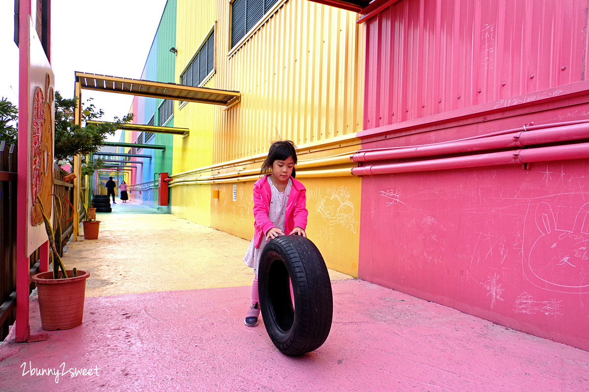 彰化親子景點》緞帶王觀光工廠~彩虹步道拍網美照、玩古早味童玩 x 觀光工廠玩染緞帶、綁緞帶、緞帶拉花 DIY~彰化鹿港好拍又好逛的免費景點|觀光工廠|室內景點|雨天景點 @兔兒毛毛姊妹花 彰化親子景點》緞帶王觀光工廠~彩虹步道拍網美照、玩古早味童玩 x 觀光工廠玩染緞帶、綁緞帶、緞帶拉花 DIY~彰化鹿港好拍又好逛的免費景點|觀光工廠|室內景點|雨天景點 @兔兒毛毛姊妹花