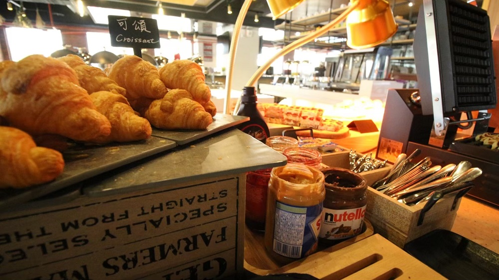 高雄親子飯店【鈞怡大飯店】百坪遊戲室、免費下午茶 Buffet、愛河河景家庭房～CP值爆表 @兔兒毛毛姊妹花