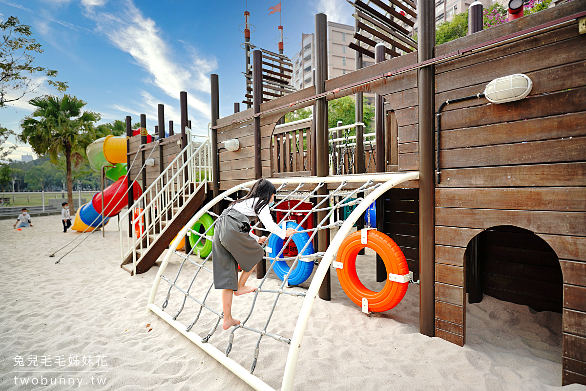 屏東景點【永大公園】大沙坑上的巨型海盜船兒童遊戲場，設施多元又好玩 @兔兒毛毛姊妹花