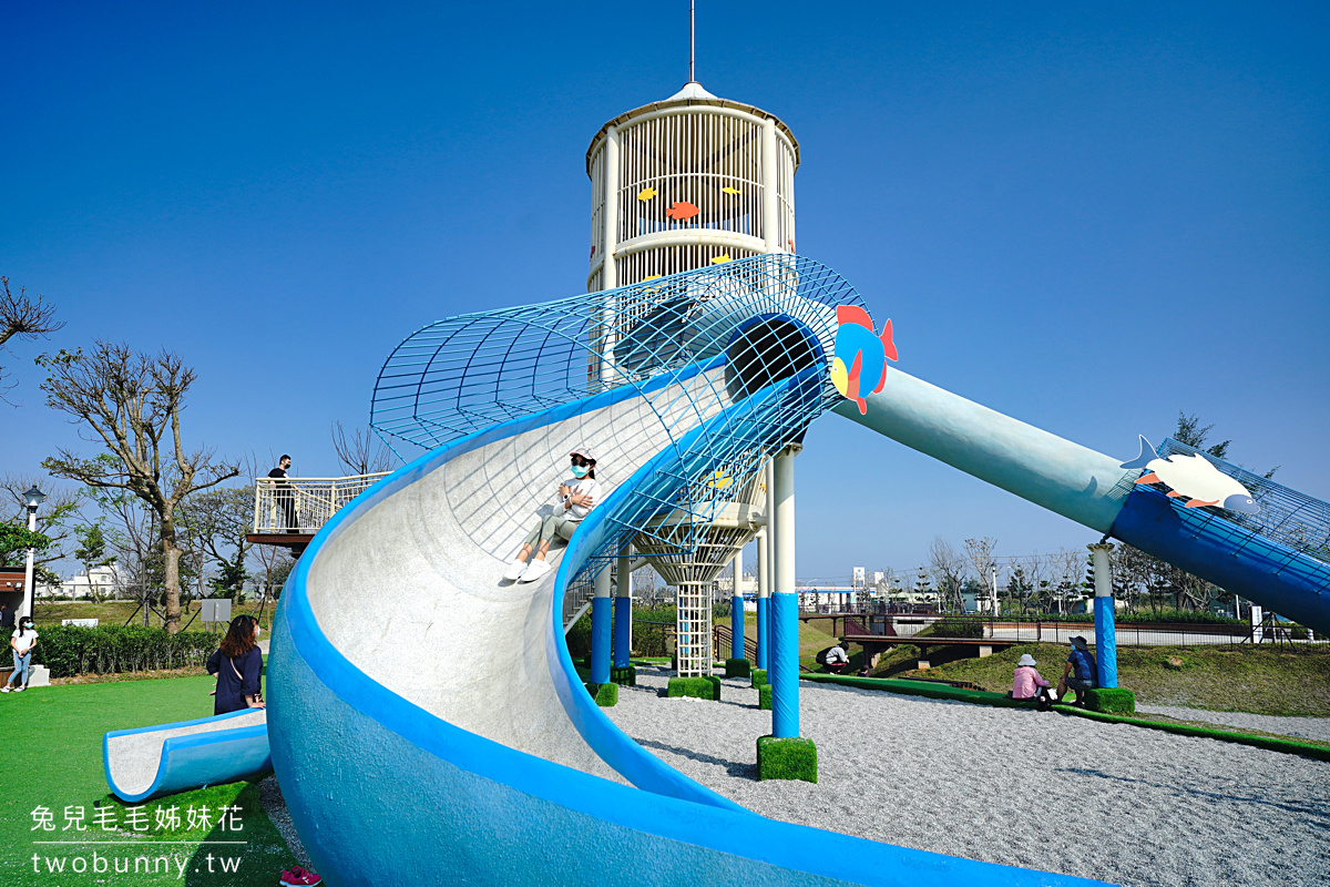 桃園特色公園 水之丘主題公園草魚遊戲場 好威的超長溜滑梯害我以為這裡是沖繩 兔兒毛毛姊妹花