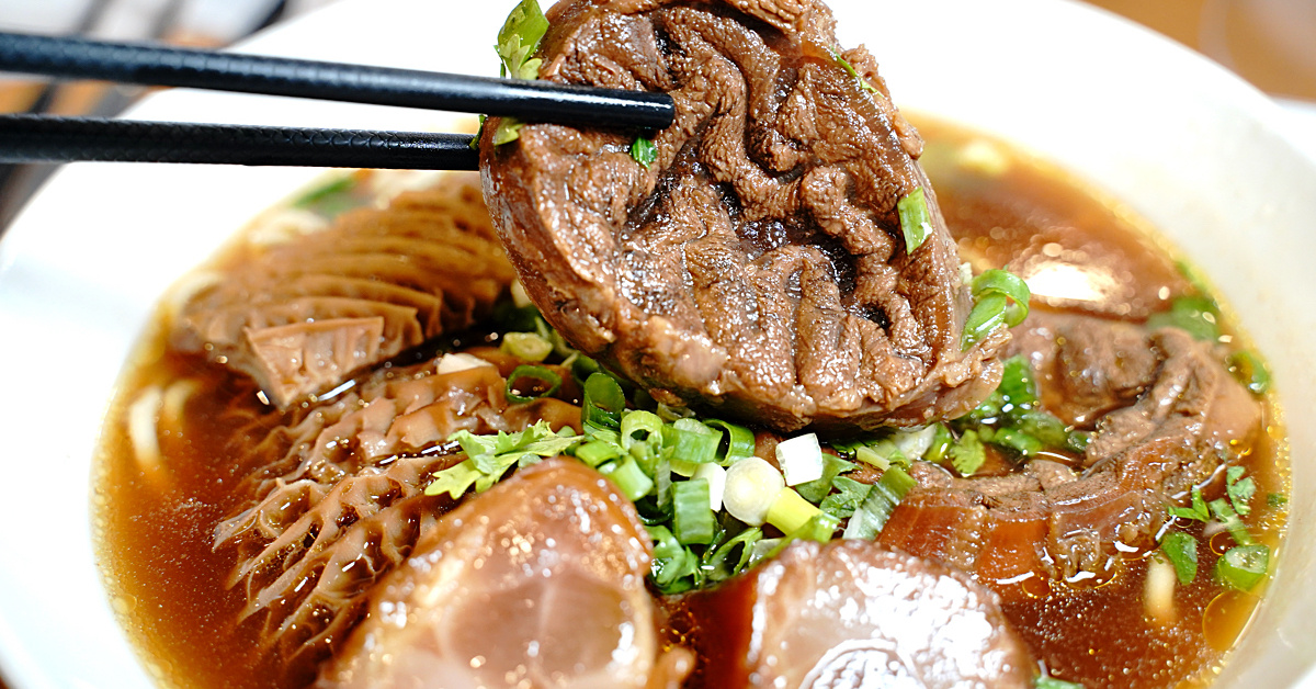 宜蘭頭城美食「龍記牛肉麵」每天只賣不到三小時的傳說名店，限量牛三寶麵總是被秒殺!! @兔兒毛毛姊妹花