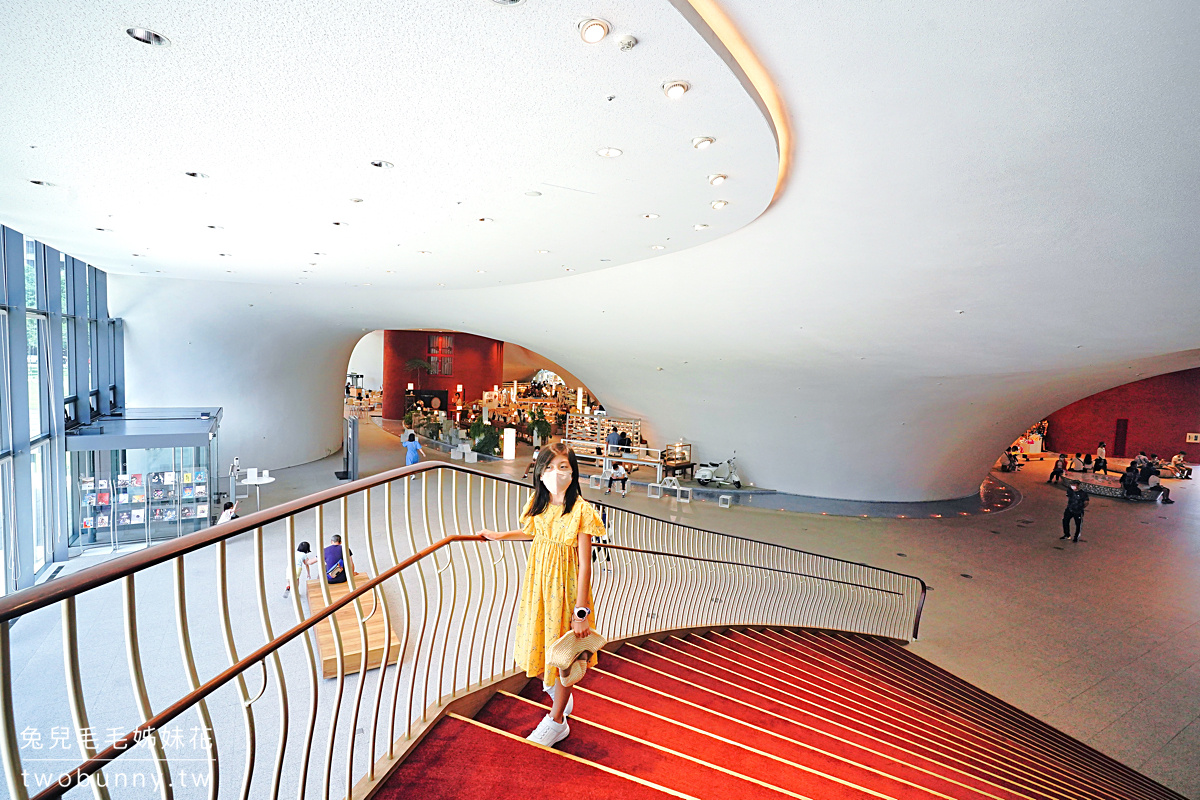 台中免費景點》臺中國家歌劇院～全球第一座曲牆主題結構建築太美太好拍，還有質感餐廳可用餐 @兔兒毛毛姊妹花
