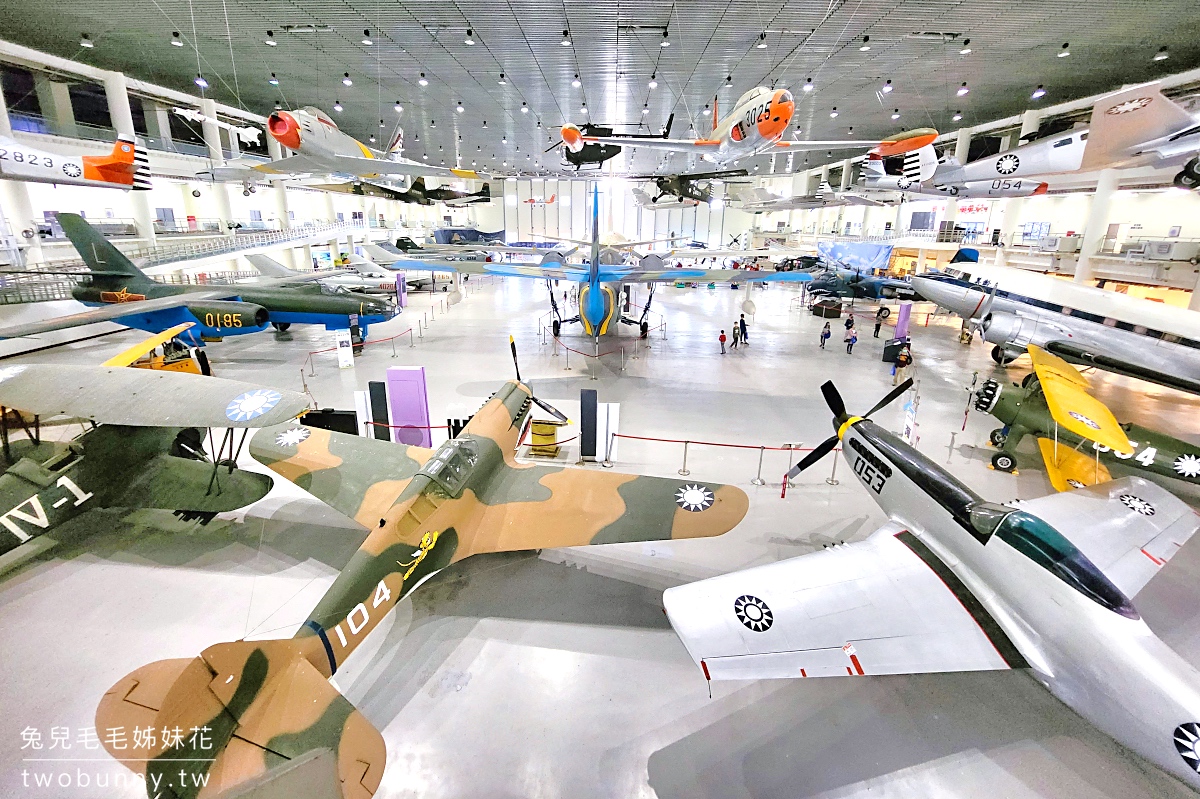 高雄岡山景點【航空教育展示館】亞洲第一懸吊飛機博物館，不只能看飛機還能開戰鬥機 @兔兒毛毛姊妹花