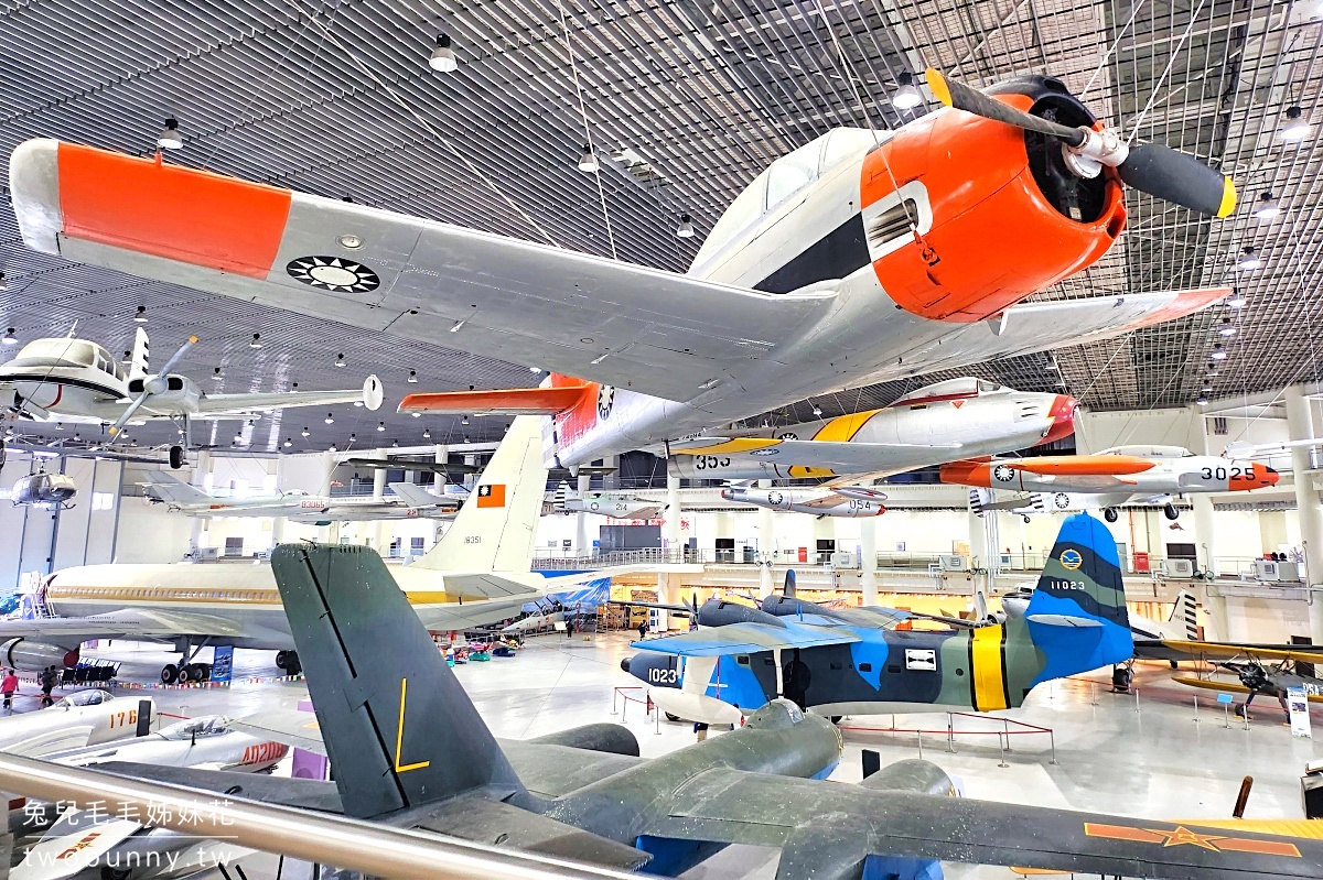 高雄岡山景點【航空教育展示館】亞洲第一懸吊飛機博物館，不只能看飛機還能開戰鬥機 @兔兒毛毛姊妹花