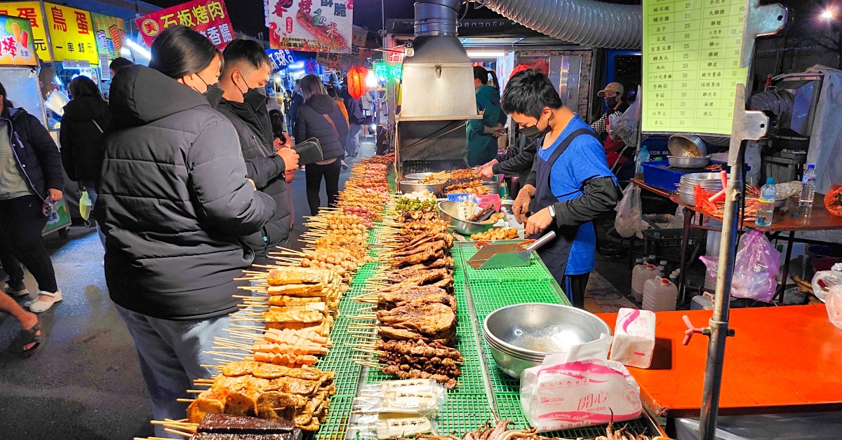 屏東東港美食》瑞字號旗魚黑輪~華僑市場必吃排隊美食，手工現做、一支10元超好吃