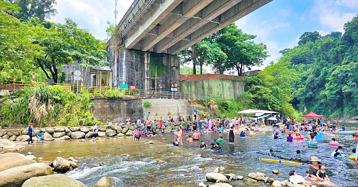 三峽景點》東眼橋親水遊憩區～大豹溪東眼瀑布免費戲水區，免費停車、有救生員的玩水勝地 @兔兒毛毛姊妹花