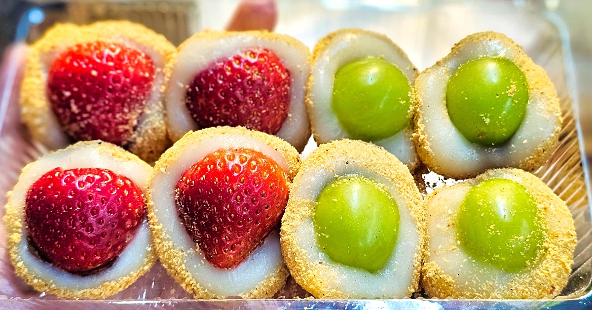 南機場美食》Q麻糬古早味麻糬～超人氣草莓麻糬、葡萄麻糬，通通銅板價!! @兔兒毛毛姊妹花