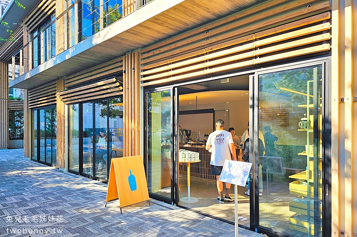 【藍瓶咖啡 京都六角店 Blue Bottle Coffee Kyoto Rokkaku】町家老屋＋自行車行共存，二樓木窗座位太有京都感 @兔兒毛毛姊妹花