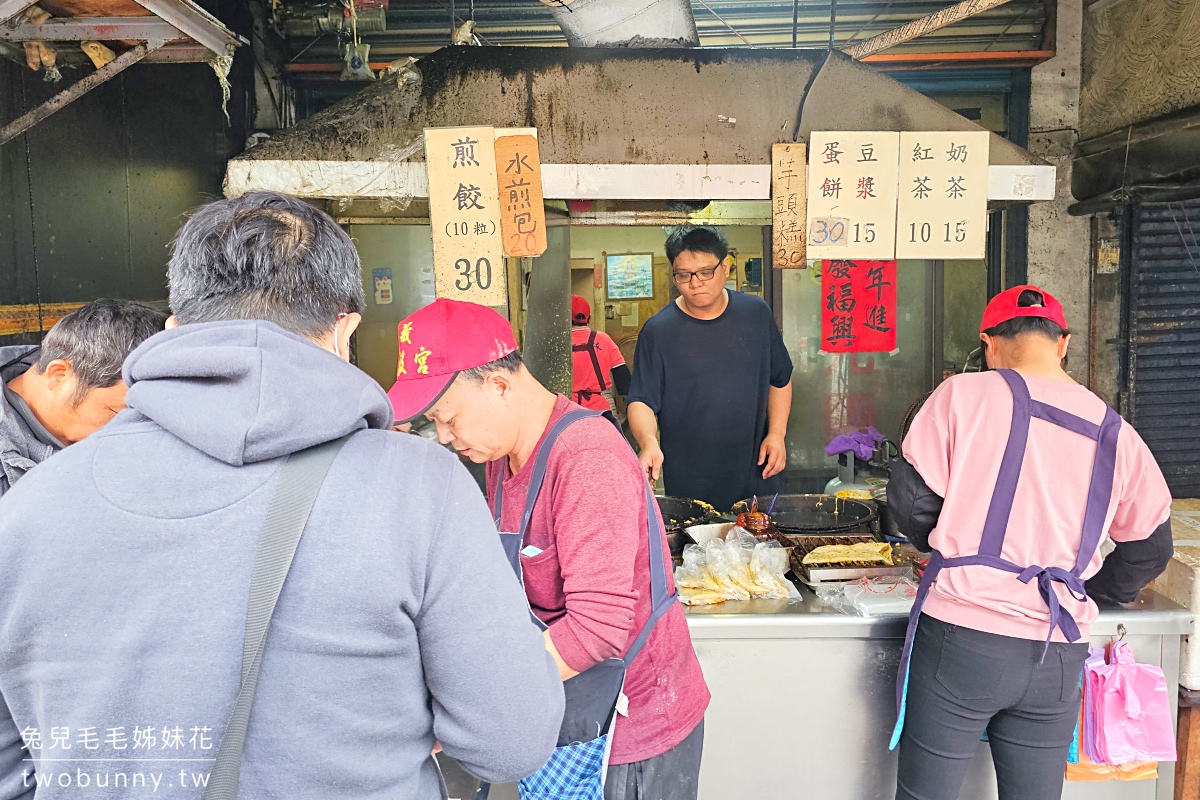 三義美食【銅鑼蛋餅煎包三義店】銅板價古早味早餐～排隊也要吃方型蛋餅、高麗菜煎包 @兔兒毛毛姊妹花