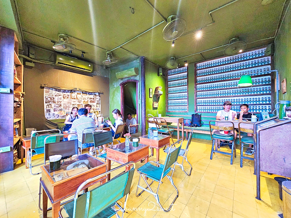 Cộng Càphê 越共咖啡｜越南必訪連鎖咖啡店，坐折疊軍用椅喝椰子咖啡才對味 @兔兒毛毛姊妹花