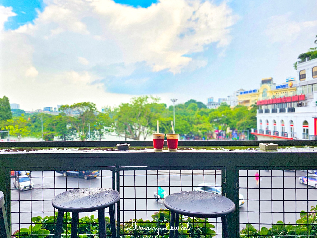 Cộng Càphê 越共咖啡｜越南必訪連鎖咖啡店，坐折疊軍用椅喝椰子咖啡才對味 @兔兒毛毛姊妹花