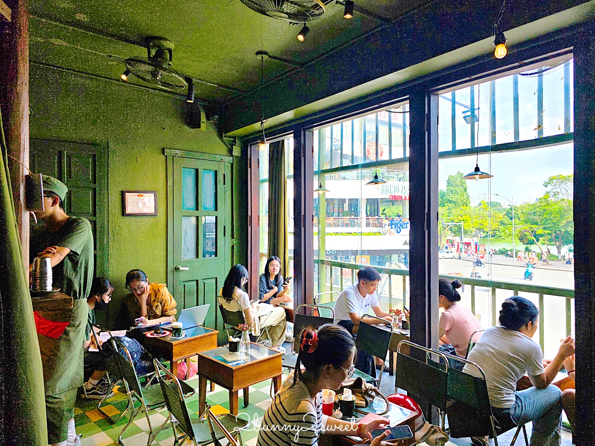 Cộng Càphê 越共咖啡｜越南必訪連鎖咖啡店，坐折疊軍用椅喝椰子咖啡才對味 @兔兒毛毛姊妹花