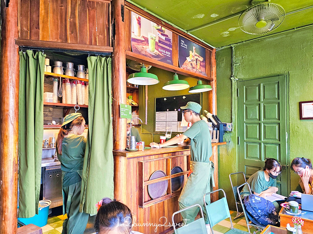 Cộng Càphê 越共咖啡｜越南必訪連鎖咖啡店，坐折疊軍用椅喝椰子咖啡才對味 @兔兒毛毛姊妹花