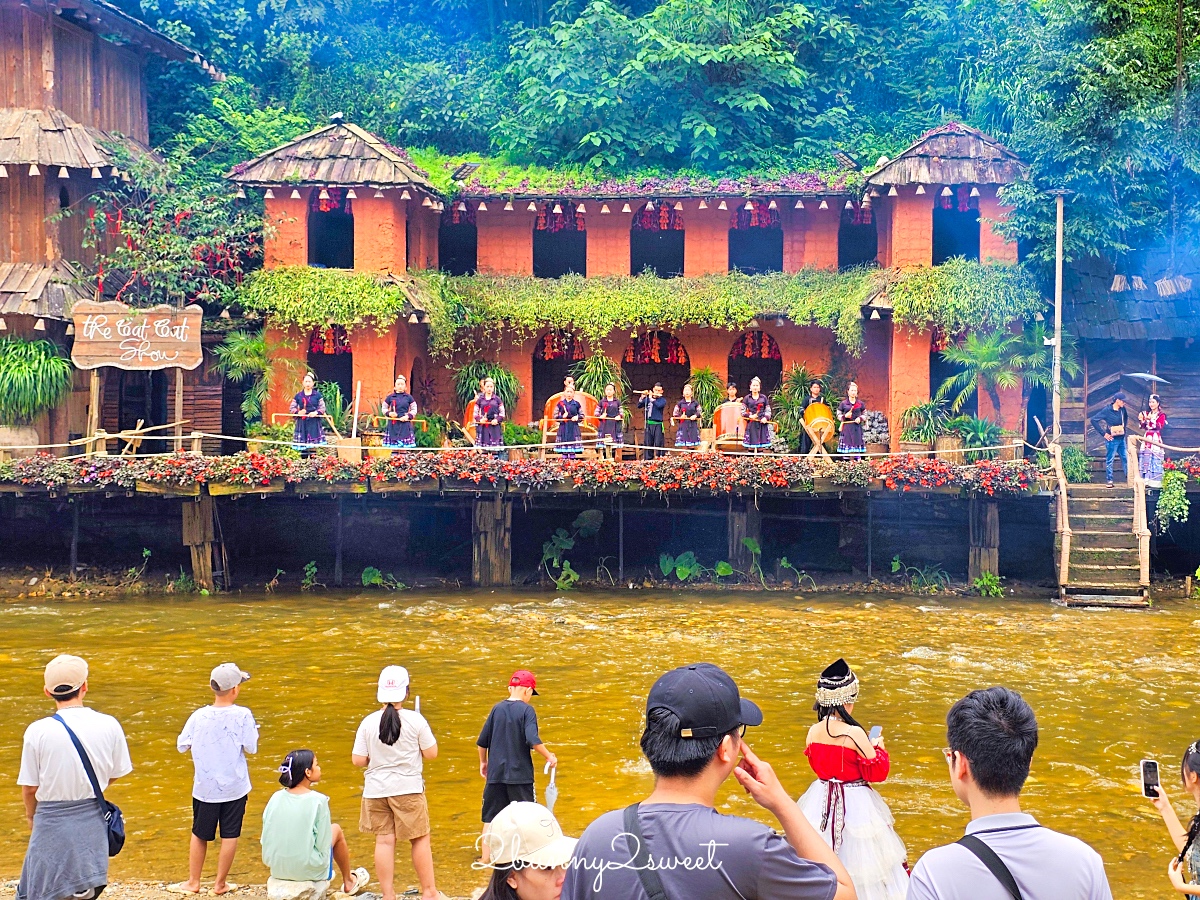 沙壩景點「貓貓村 Cat Cat Village」北越必訪少數民族赫蒙族吉吉村，變身瑤族姑娘拍美照 @兔兒毛毛姊妹花