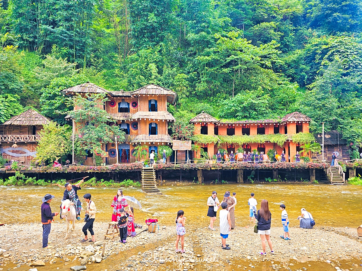 沙壩景點「貓貓村 Cat Cat Village」北越必訪少數民族赫蒙族吉吉村，變身瑤族姑娘拍美照 @兔兒毛毛姊妹花