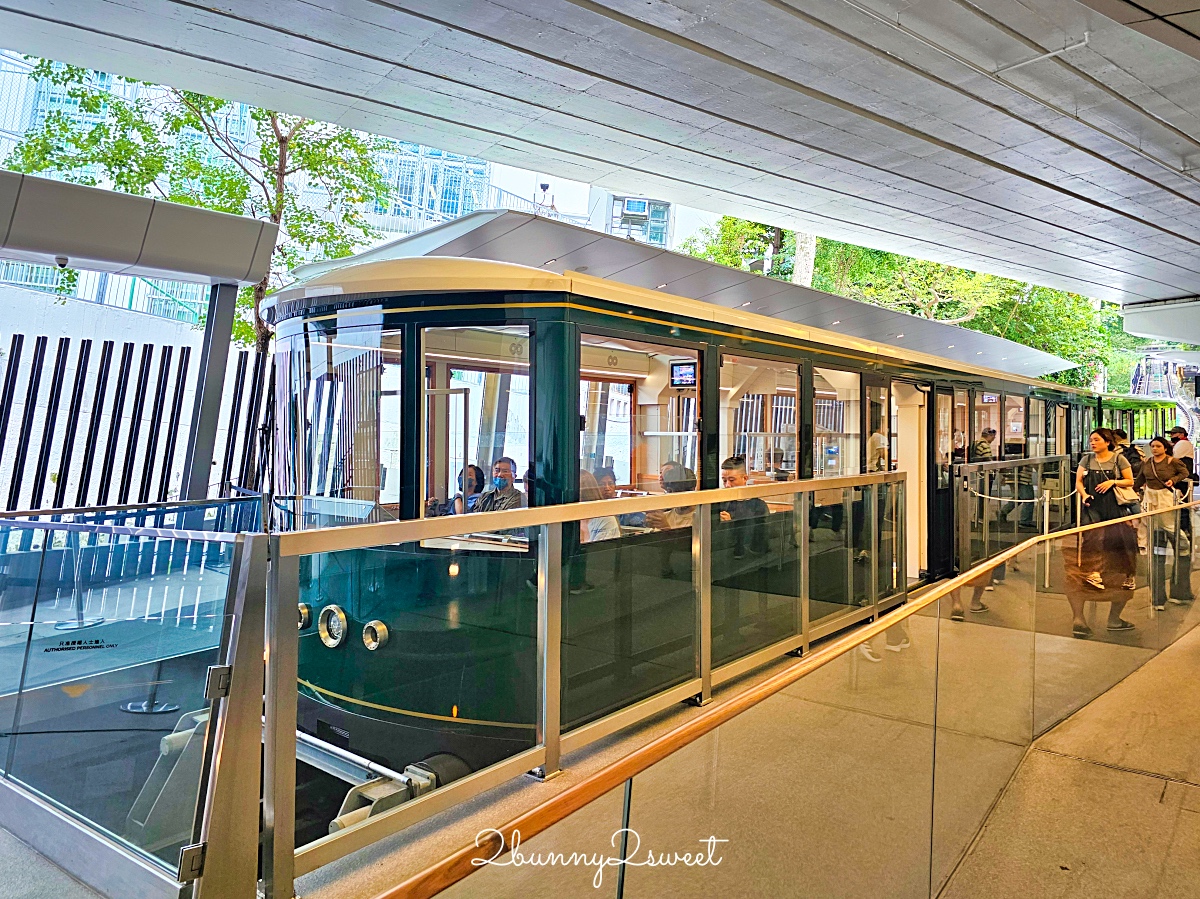 香港太平山這樣玩～搭百年交通工具「山頂纜車」欣賞維多利亞港美景、逛杜莎夫人蠟像館 @兔兒毛毛姊妹花