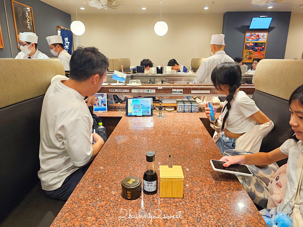 橫濱美食「三浦三崎港」日本必吃平價迴轉壽司，海鮮食材爆滿像山一樣高～CP值爆表 @兔兒毛毛姊妹花
