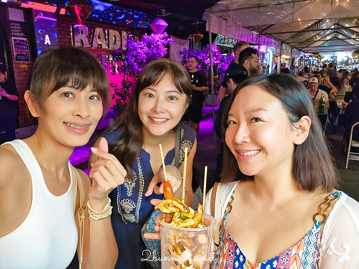 泰國曼谷「帕蓬夜市」BTS Sala Daeng 出站就到，越夜越熱鬧的辣妹夜市、夜店一條街 @兔兒毛毛姊妹花