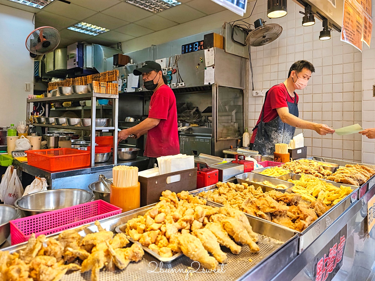 北投市場美食「陳季炸雞」在地最強市場炸雞，雞排55元、雞翅5支110元好便宜 @兔兒毛毛姊妹花