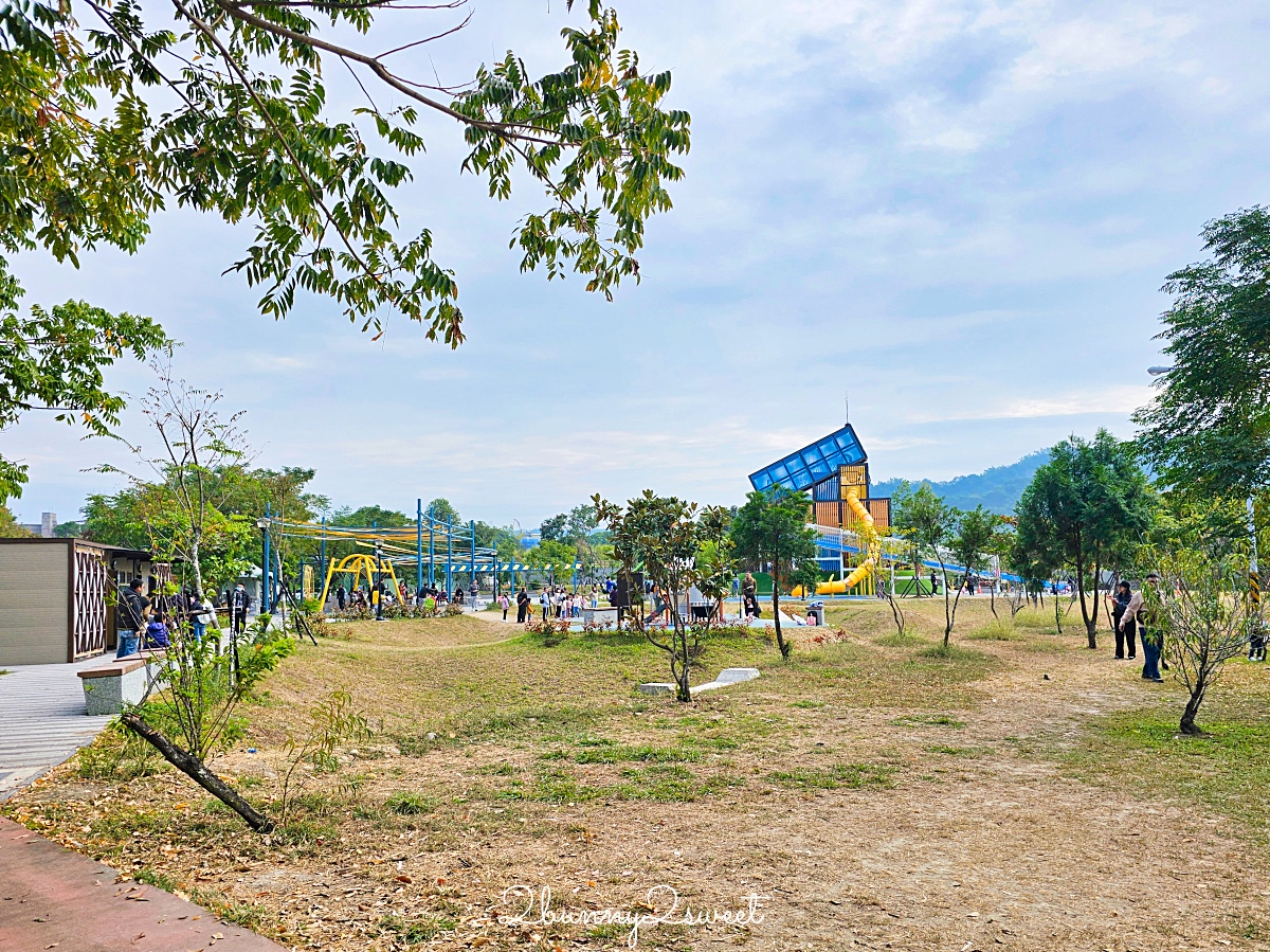 南投特色公園【草屯酷比親子運動公園】三層樓高貨櫃溜滑梯、超嗨旋轉翹翹板～好玩又放電 @兔兒毛毛姊妹花