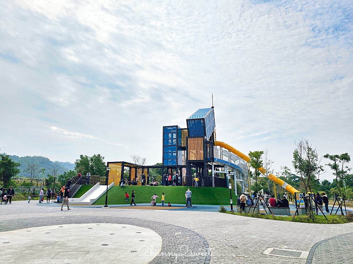 南投特色公園【草屯酷比親子運動公園】三層樓高貨櫃溜滑梯、超嗨旋轉翹翹板～好玩又放電 @兔兒毛毛姊妹花