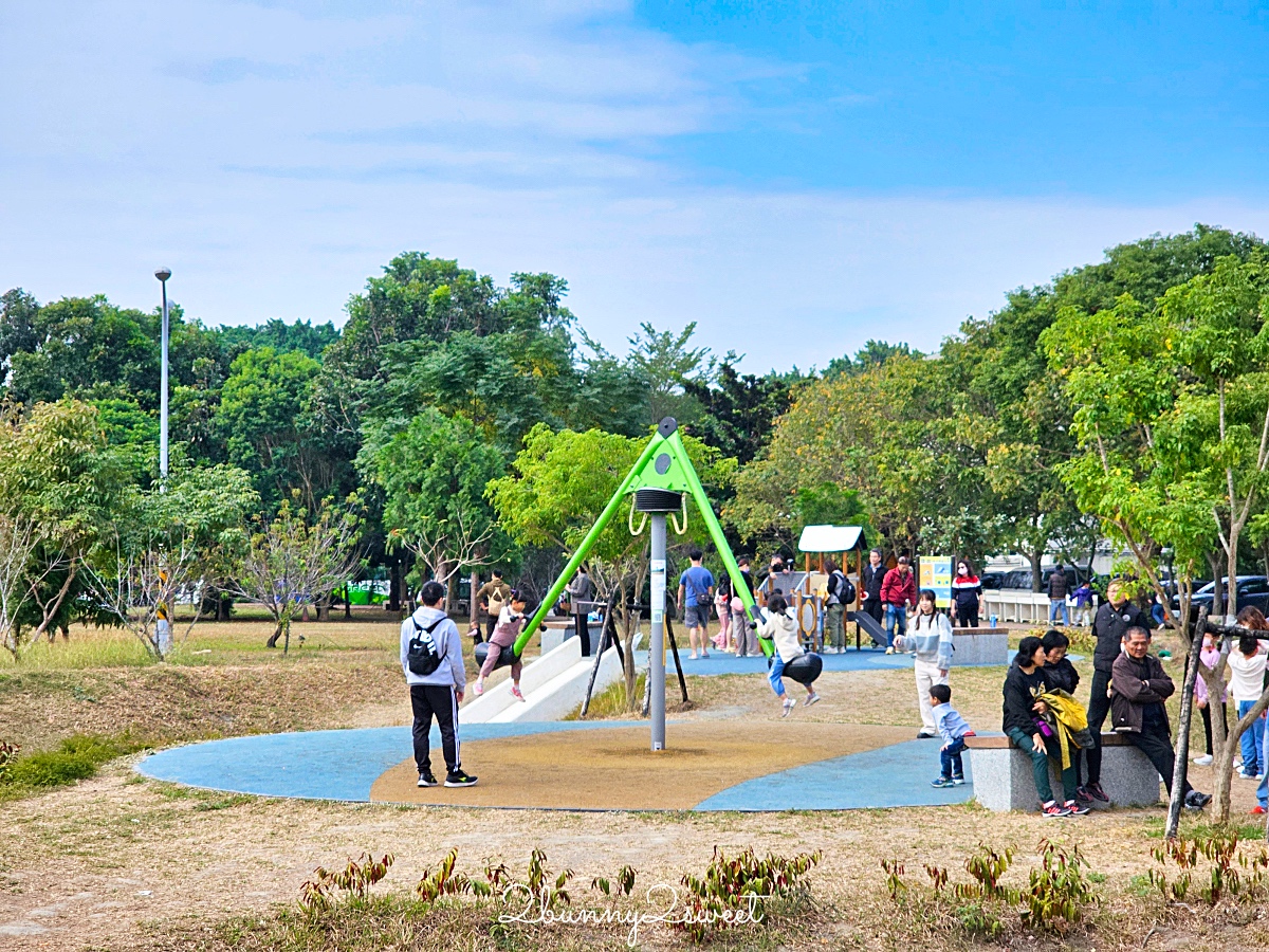 南投特色公園【草屯酷比親子運動公園】三層樓高貨櫃溜滑梯、超嗨旋轉翹翹板～好玩又放電 @兔兒毛毛姊妹花