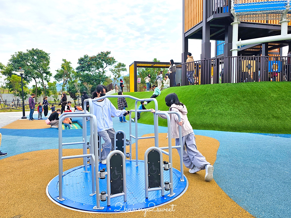 南投特色公園【草屯酷比親子運動公園】三層樓高貨櫃溜滑梯、超嗨旋轉翹翹板～好玩又放電 @兔兒毛毛姊妹花