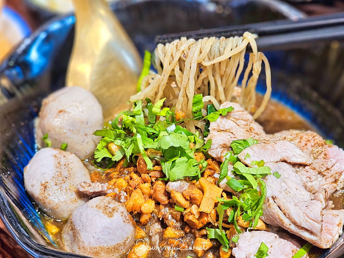 曼谷美食「Thong Smith 通思密船麵」泰國必吃豪奢版和牛船麵，船麵界的愛馬仕就是他 @兔兒毛毛姊妹花