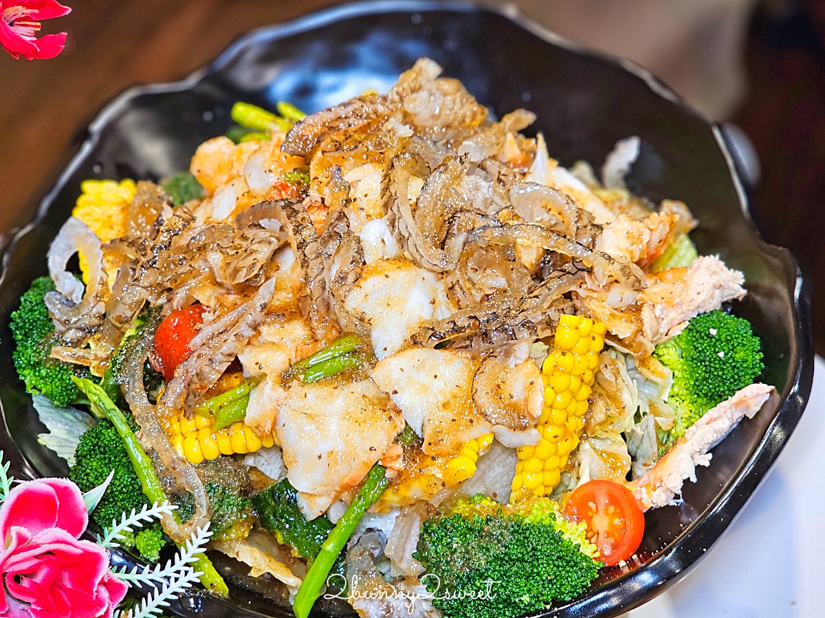 新北【萬里古早風味甕仔雞】北海岸最好吃烤雞竟然也是高CP值海鮮餐廳，澎湃合菜龍蝦三明治 @兔兒毛毛姊妹花