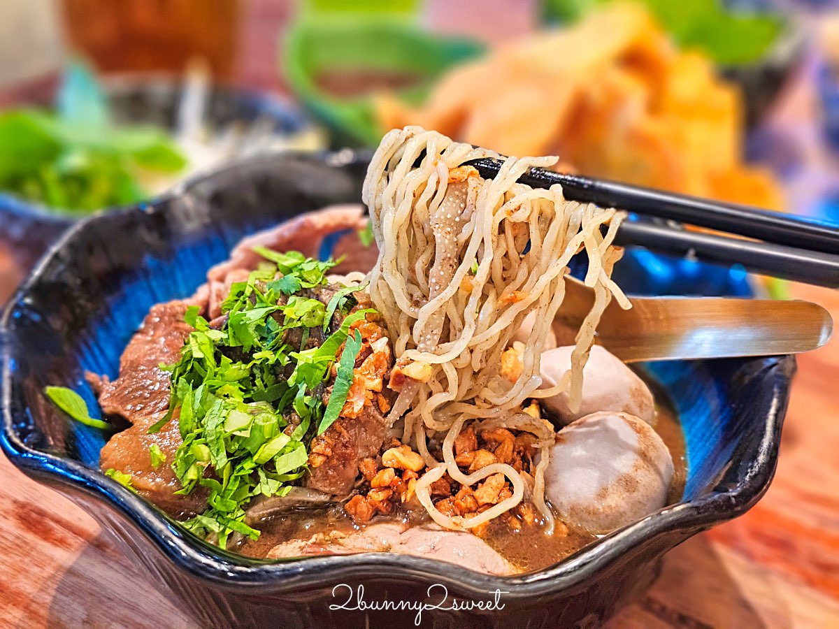曼谷美食【Thong Smith 通思密船麵】泰國必吃豪奢版和牛船麵，船麵界的愛馬仕就是他 @兔兒毛毛姊妹花