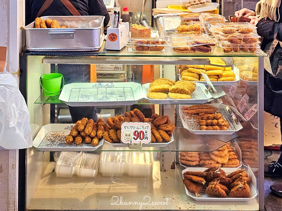 仙台美食「齋藤惣菜店ころっけや」超人氣仙台朝市可樂餅  銅板價排隊美食必吃 @兔兒毛毛姊妹花