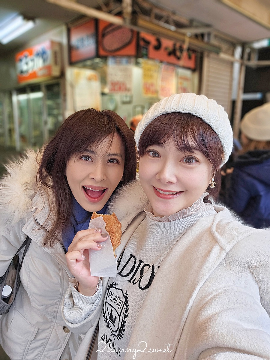 仙台美食「齋藤惣菜店ころっけや」超人氣仙台朝市可樂餅  銅板價排隊美食必吃 @兔兒毛毛姊妹花