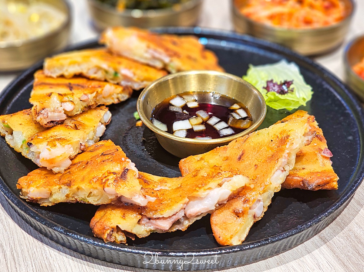 信義區美食「梨谷韓式鐵板炭火烤肉」信義ATT必吃韓式料理餐廳，小菜無限吃到飽 @兔兒毛毛姊妹花