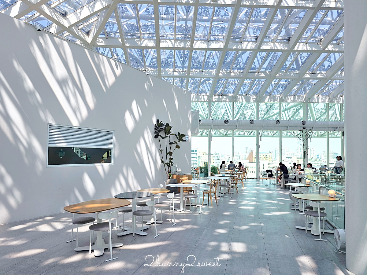 台南咖啡廳「南美春室 The POOL」台南美術館二館仙氣爆棚純白玻璃屋咖啡廳 @兔兒毛毛姊妹花