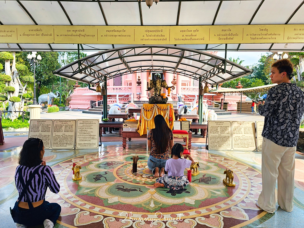 曼谷景點「三頭象神博物館 Erawan Museum」夢幻好拍粉紅寺廟，拍泰服網美照熱門景點 @兔兒毛毛姊妹花
