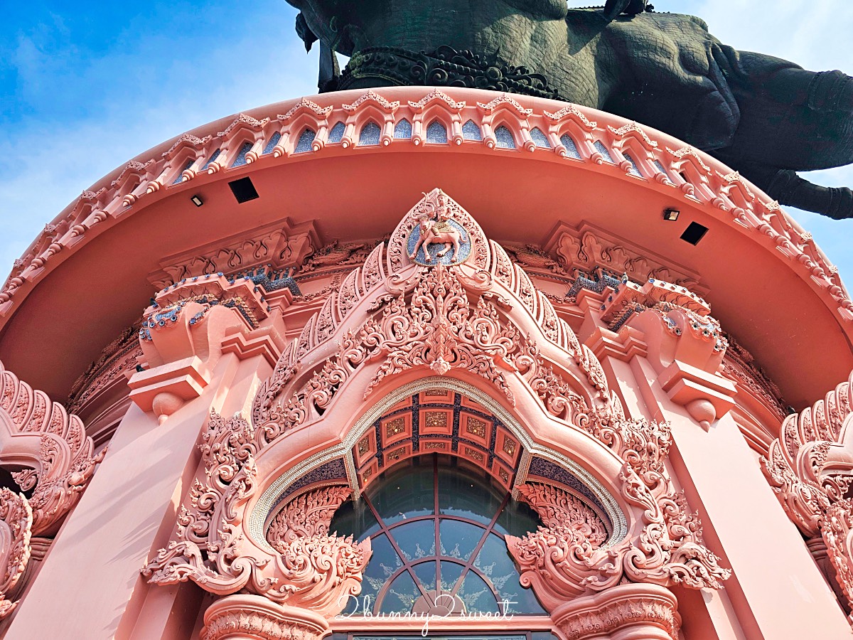 曼谷景點「三頭象神博物館 Erawan Museum」夢幻好拍粉紅寺廟，拍泰服網美照熱門景點 @兔兒毛毛姊妹花