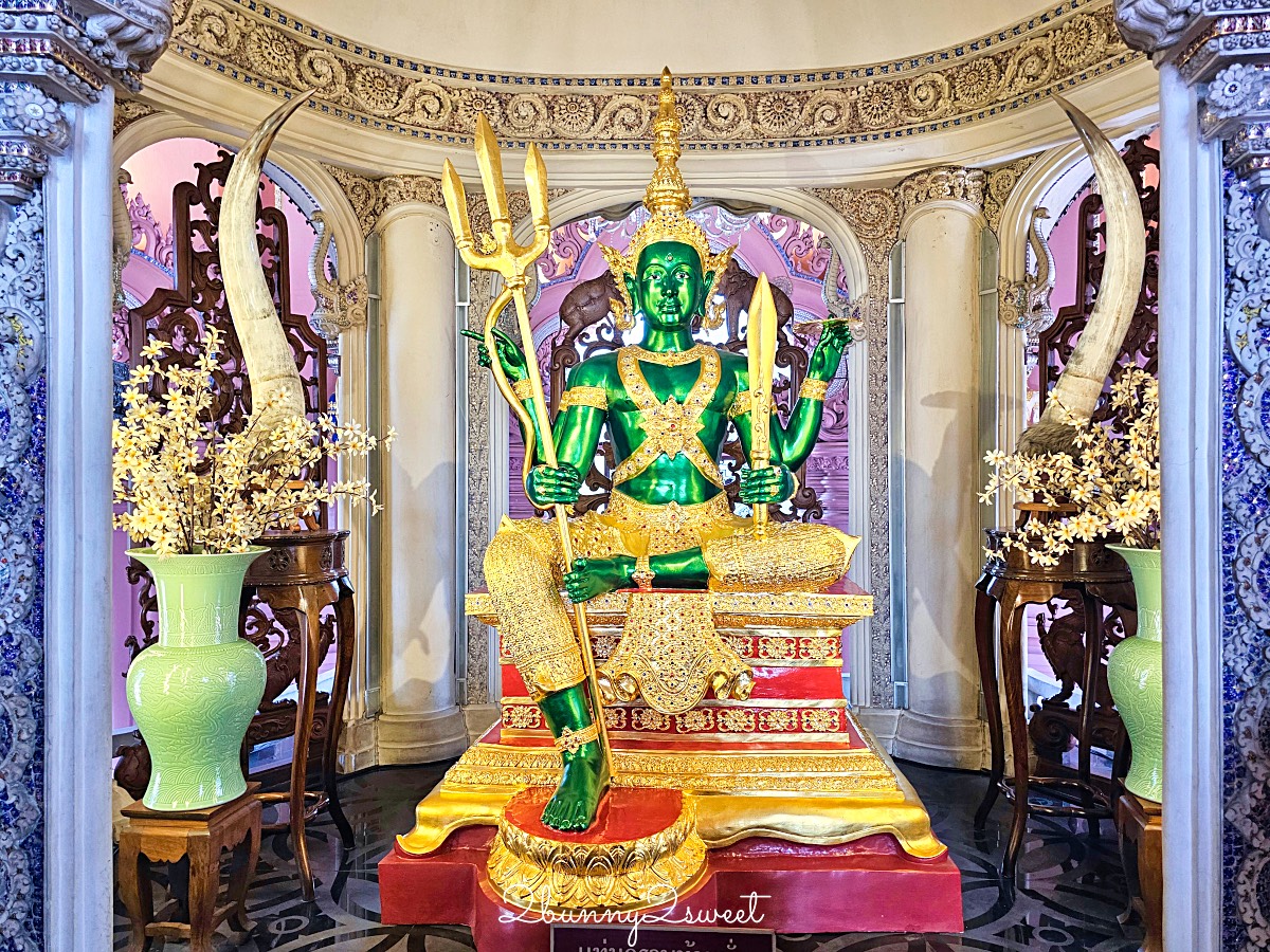 曼谷景點「三頭象神博物館 Erawan Museum」夢幻好拍粉紅寺廟，拍泰服網美照熱門景點 @兔兒毛毛姊妹花