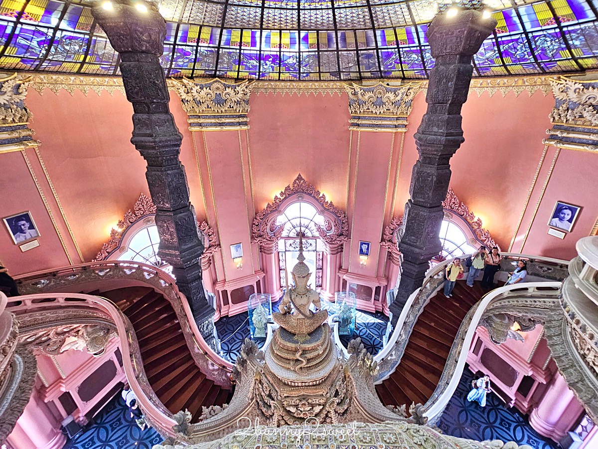 曼谷景點「三頭象神博物館 Erawan Museum」夢幻好拍粉紅寺廟，拍泰服網美照熱門景點 @兔兒毛毛姊妹花