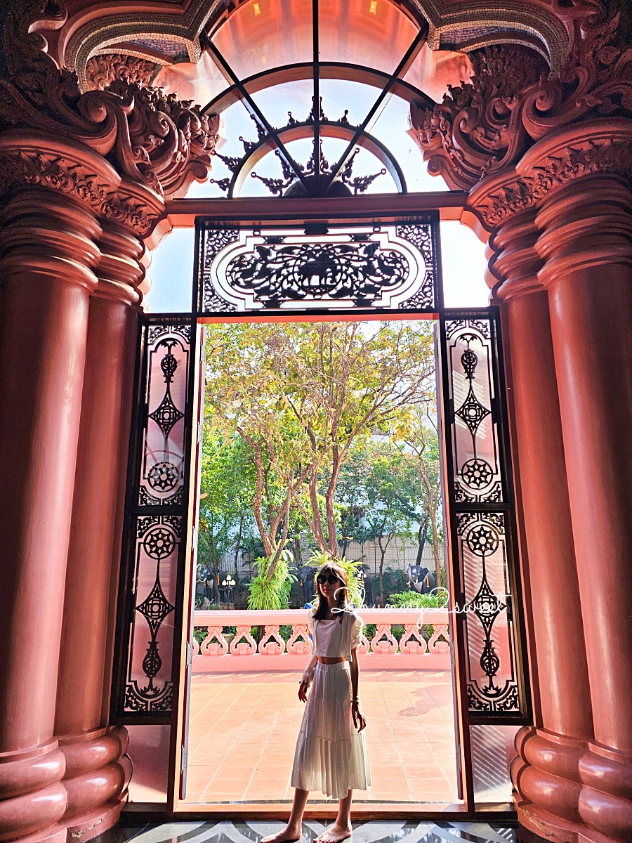 曼谷景點「三頭象神博物館 Erawan Museum」夢幻好拍粉紅寺廟，拍泰服網美照熱門景點 @兔兒毛毛姊妹花