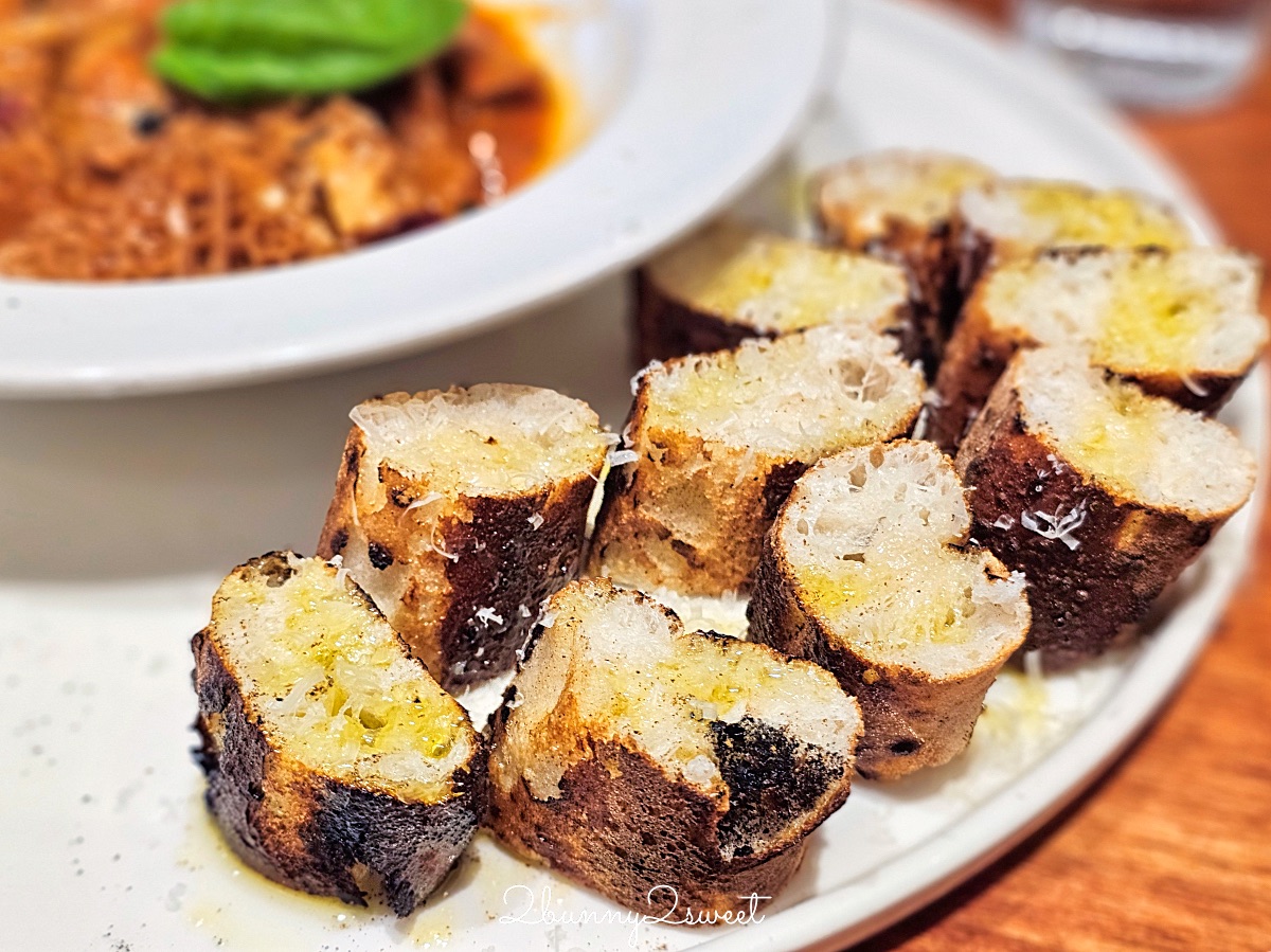 小巨蛋美食「Gira Pizza 旋轉披薩」藏身巷弄的正宗拿坡里窯烤比薩  Q脆餅皮是靈魂 @兔兒毛毛姊妹花