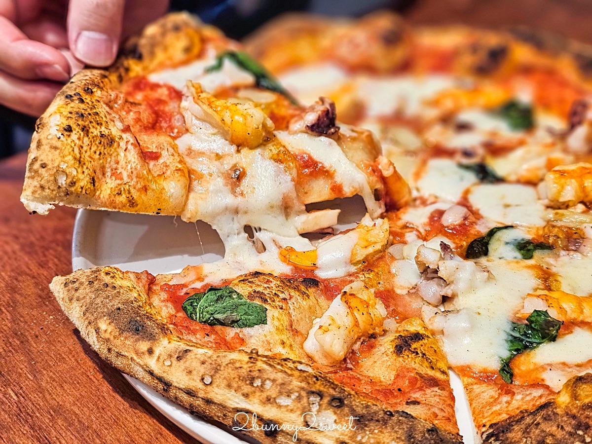 小巨蛋美食「Gira Pizza 旋轉披薩」藏身巷弄的正宗拿坡里窯烤比薩  Q脆餅皮是靈魂 @兔兒毛毛姊妹花