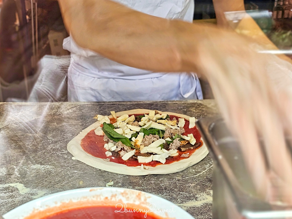 小巨蛋美食「Gira Pizza 旋轉披薩」藏身巷弄的正宗拿坡里窯烤比薩  Q脆餅皮是靈魂 @兔兒毛毛姊妹花