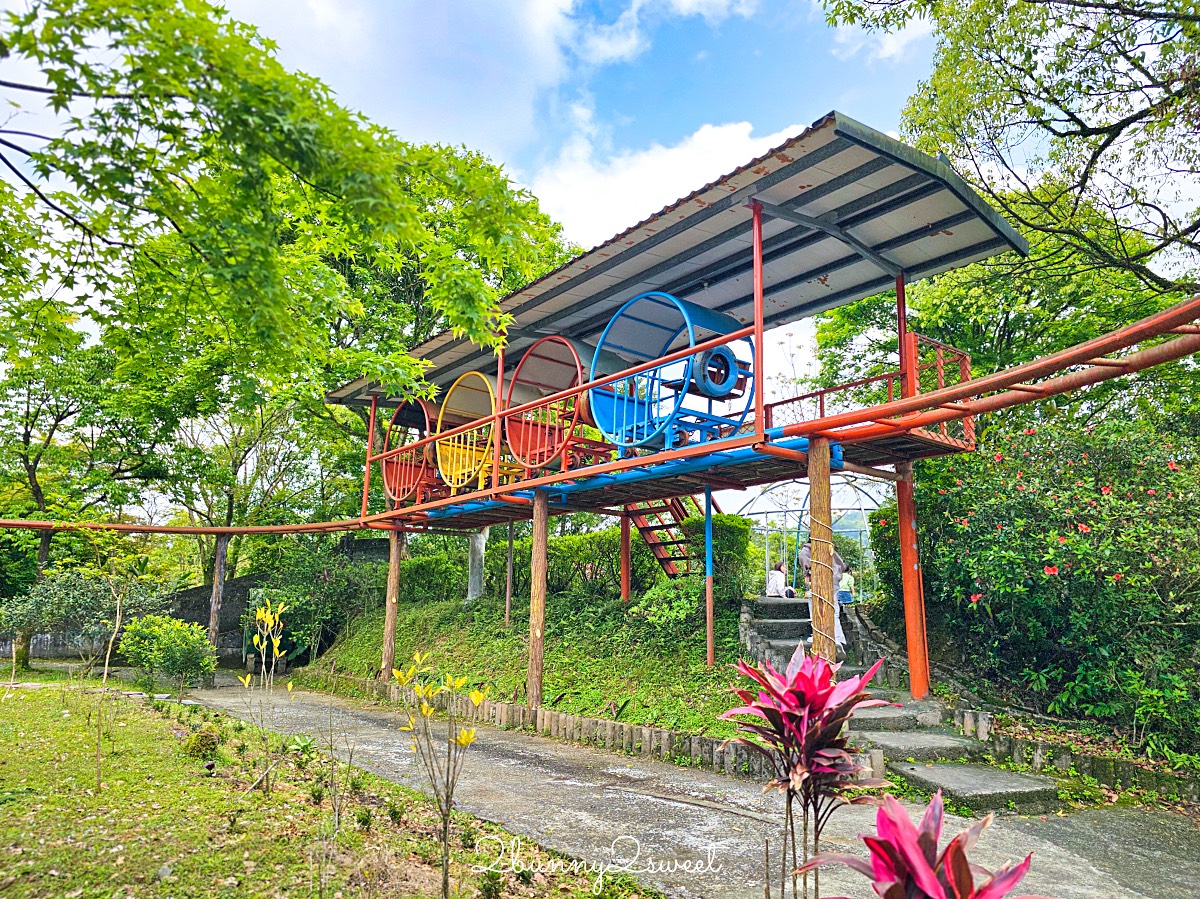 平溪景點「河灣渡假村」十分瀑布旁的體能挑戰樂園，無動力遊具、空中腳踏車太好玩 @兔兒毛毛姊妹花