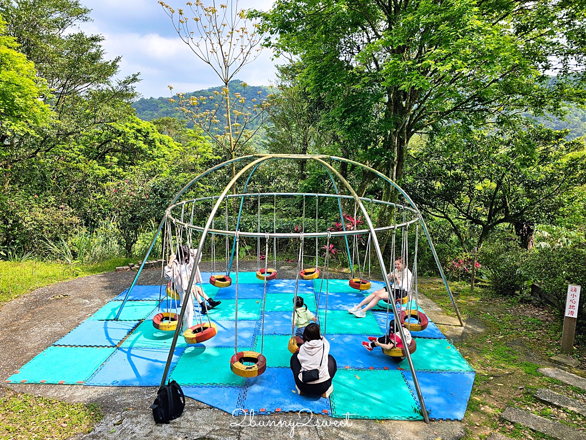 平溪景點「河灣渡假村」十分瀑布旁的體能挑戰樂園，無動力遊具、空中腳踏車太好玩 @兔兒毛毛姊妹花