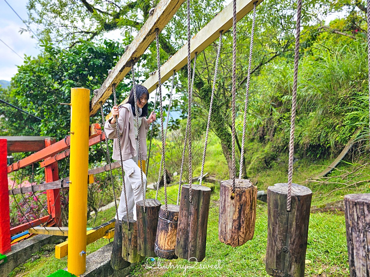 平溪景點「河灣渡假村」十分瀑布旁的體能挑戰樂園，無動力遊具、空中腳踏車太好玩 @兔兒毛毛姊妹花