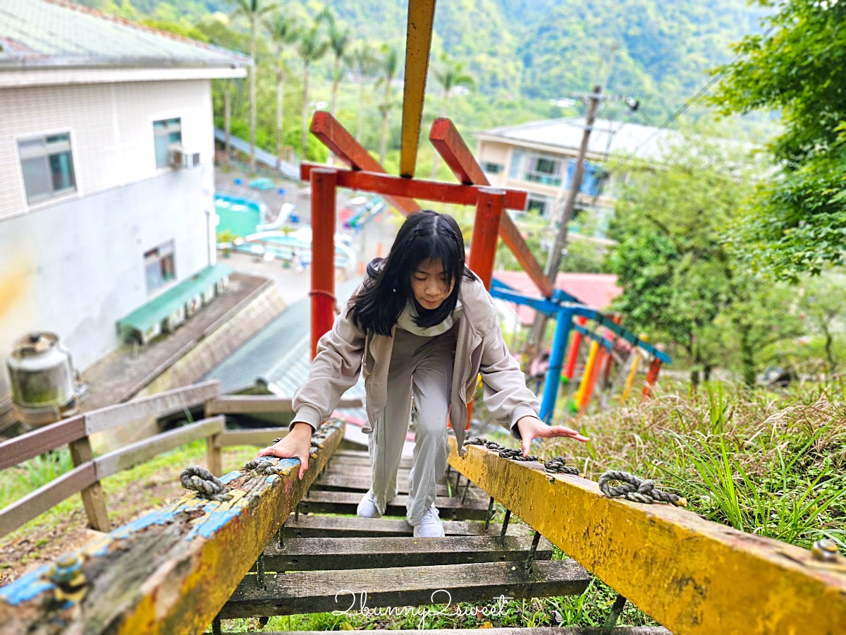 平溪景點「河灣渡假村」十分瀑布旁的體能挑戰樂園，無動力遊具、空中腳踏車太好玩 @兔兒毛毛姊妹花