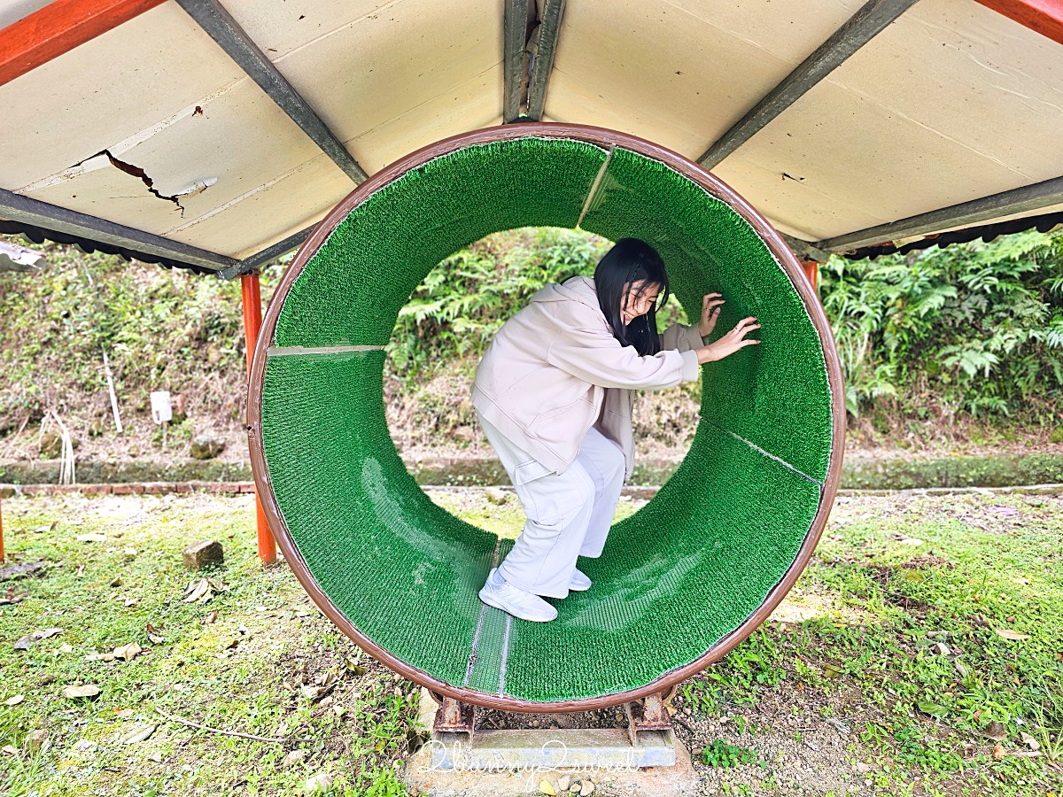 平溪景點「河灣渡假村」十分瀑布旁的體能挑戰樂園，無動力遊具、空中腳踏車太好玩 @兔兒毛毛姊妹花