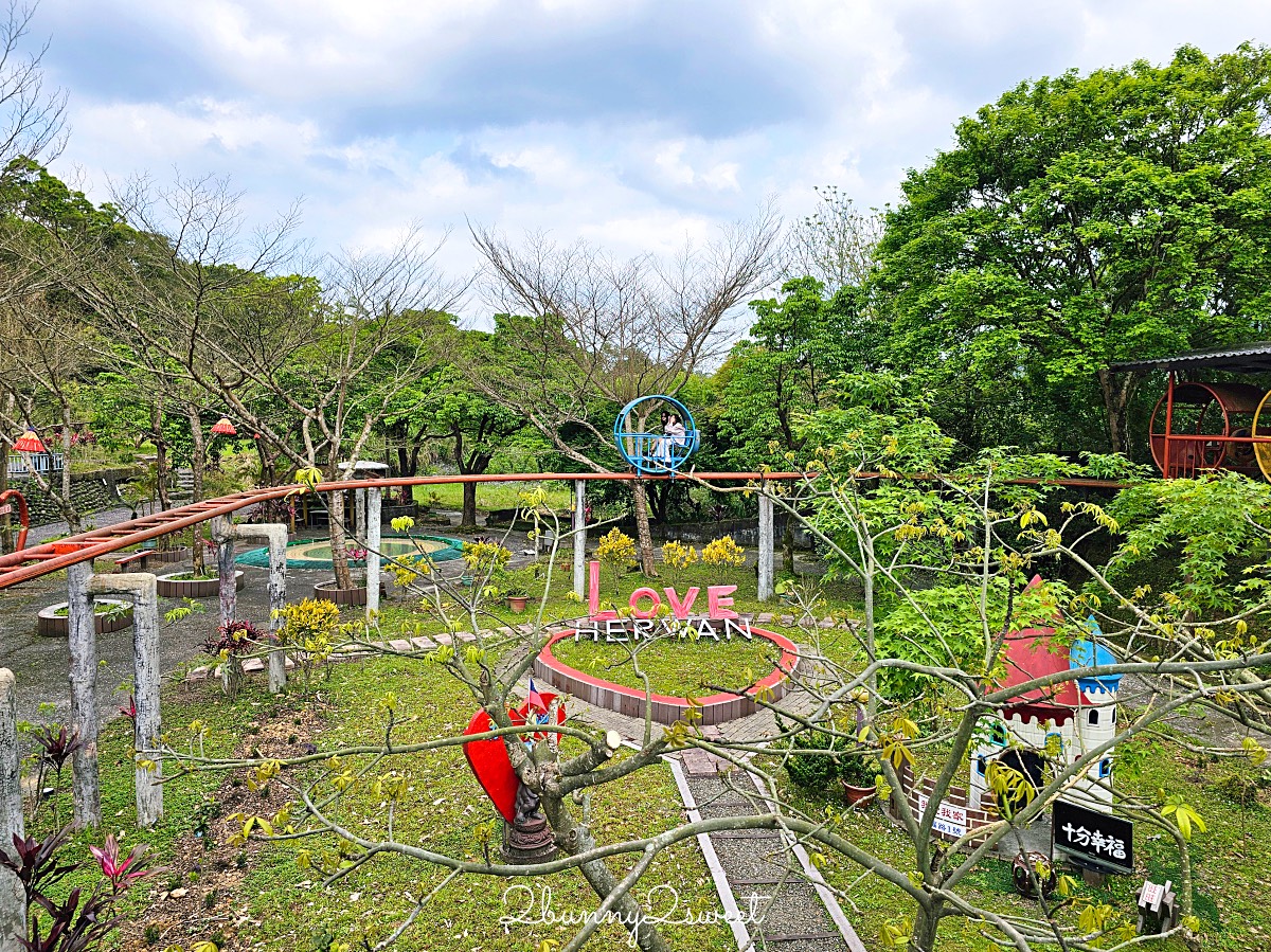 平溪景點「河灣渡假村」十分瀑布旁的體能挑戰樂園，無動力遊具、空中腳踏車太好玩 @兔兒毛毛姊妹花